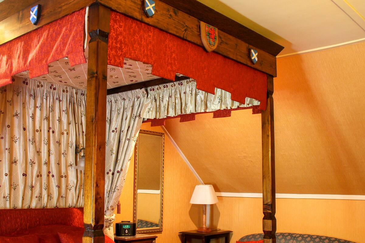 Habitación doble (Oak Four Poster) | Muebles diferentes, tabla de planchar con plancha y wifi gratis