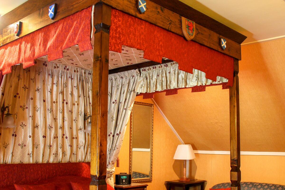 Doppelzimmer (Oak Four Poster) | Individuell eingerichtet, Bügeleisen/Bügelbrett, kostenloses WLAN