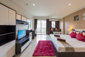 Isi minibar gratis, meja kerja, dan tempat tidur bayi gratis