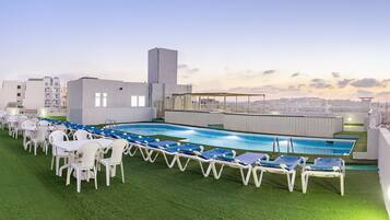 Piscina externa, guarda-sóis, espreguiçadeiras