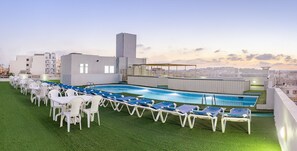 Outdoor pool, pool umbrellas, sun loungers - Cerviola Hotel (Marsaskala)