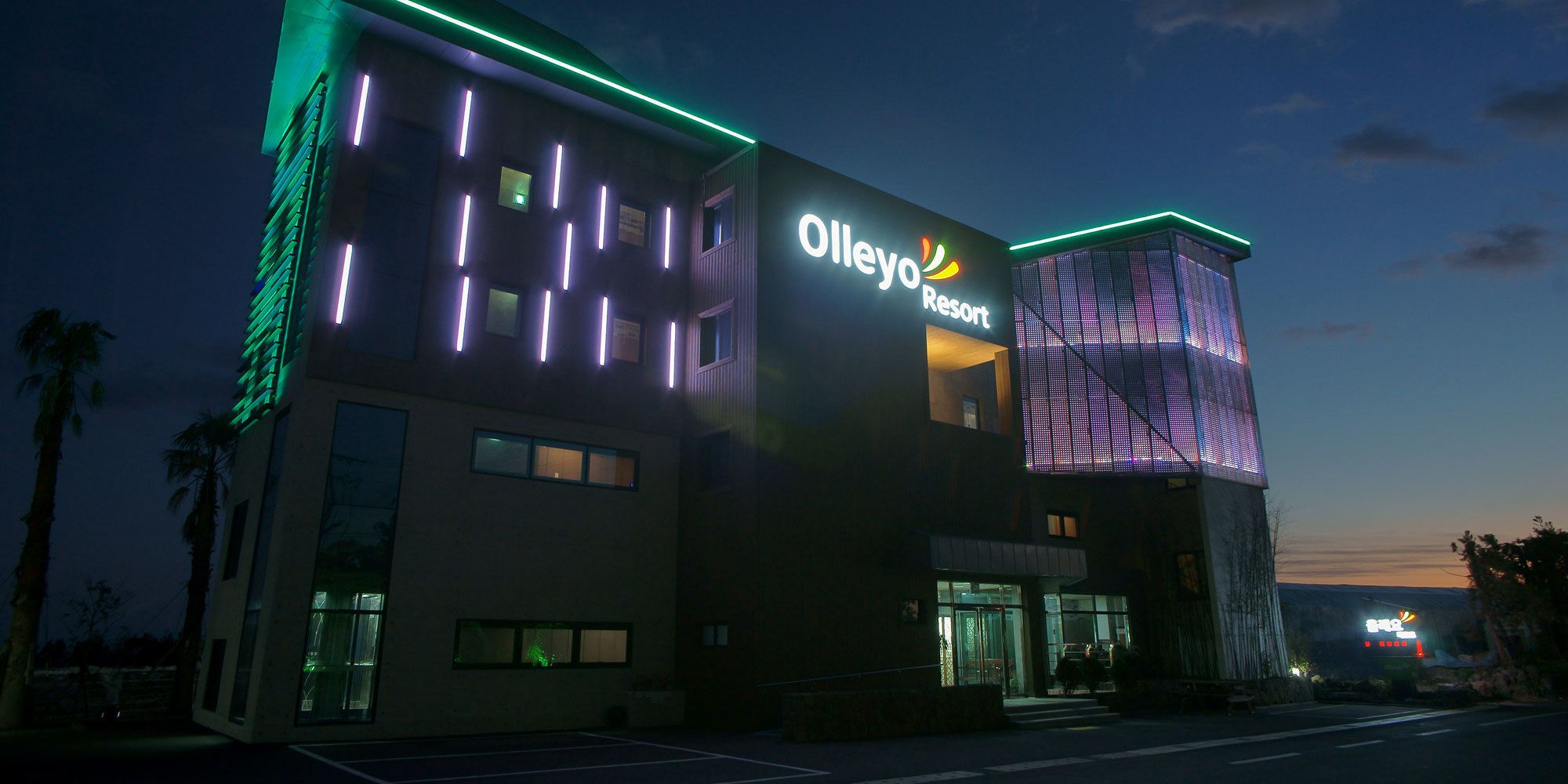 Fachada de la propiedad por la tarde o noche