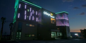 Front of property โ evening/night