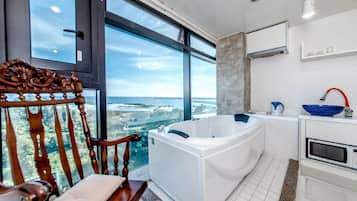 Habitación, hidromasaje, vista al océano | Camas Tempur-Pedic y caja de seguridad en la habitación