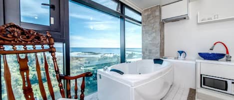 Habitación, bañera de hidromasaje, vistas al mar | Colchones Tempur-Pedic, caja fuerte, cortinas opacas