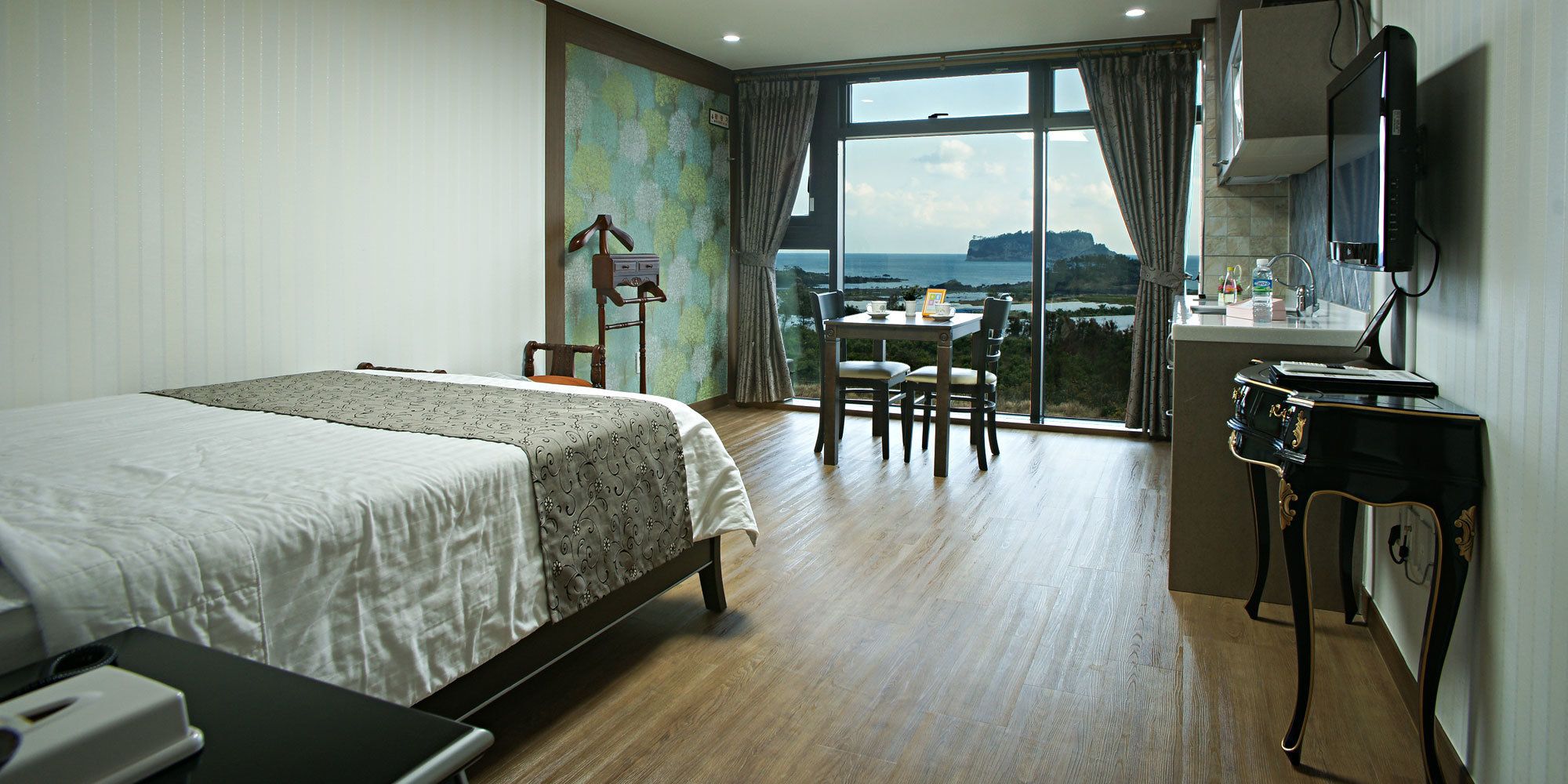 double room, microwave, ocean view | tempur-pedic beds, in-room safe, blackout curtains, soundproofing