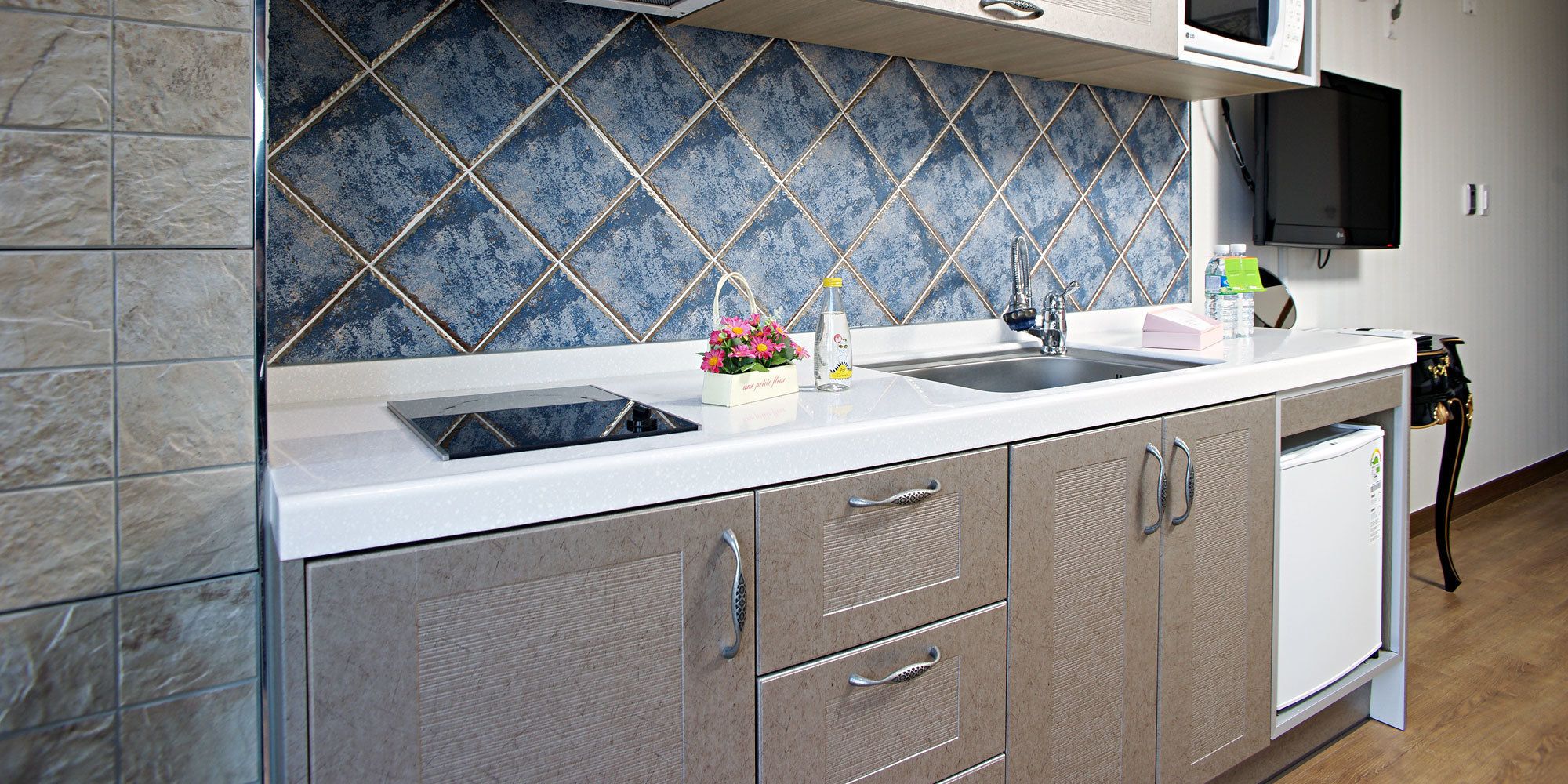 double room, microwave, ocean view | private kitchen | mini-fridge, microwave, electric kettle, cookware/dishes/utensils