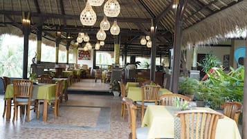 ์์นจ ์์ฌ, ์ ์ฌ ์์ฌ, ์ ๋
์์ฌ ์ ๊ณต, ์ธ๋๋ค์์ ์๋ฆฌ, ์์์ฅ ์ ๋ง