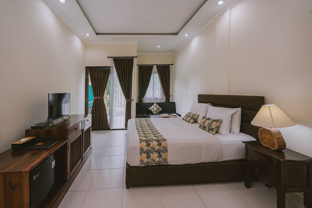 Deluxe Room | Desk, iron/ironing board, free WiFi, bed sheets
