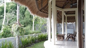 2 Bedroom Suite Villa | Meja, seterika/papan seterika, Wi-fi percuma, cadar katil 