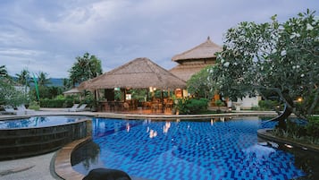 Utendørsbasseng, bassengparasoller og solsenger