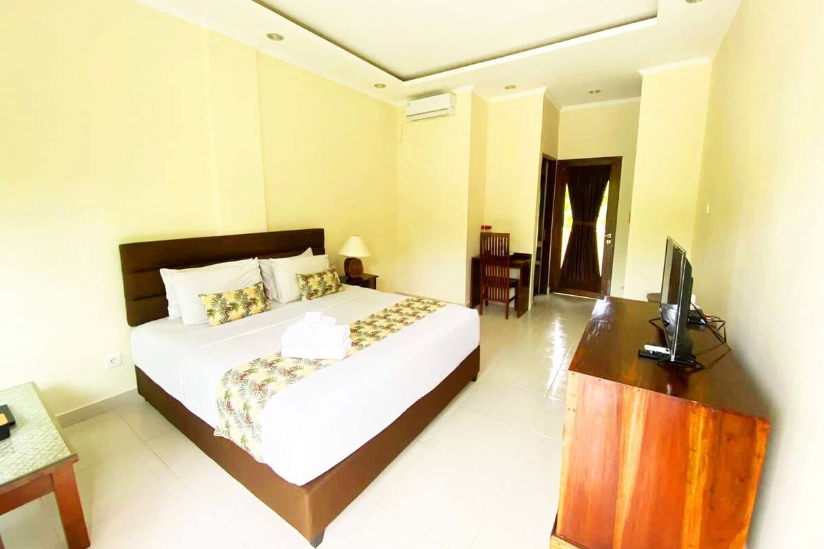 Desk, iron/ironing board, free WiFi, bed sheets