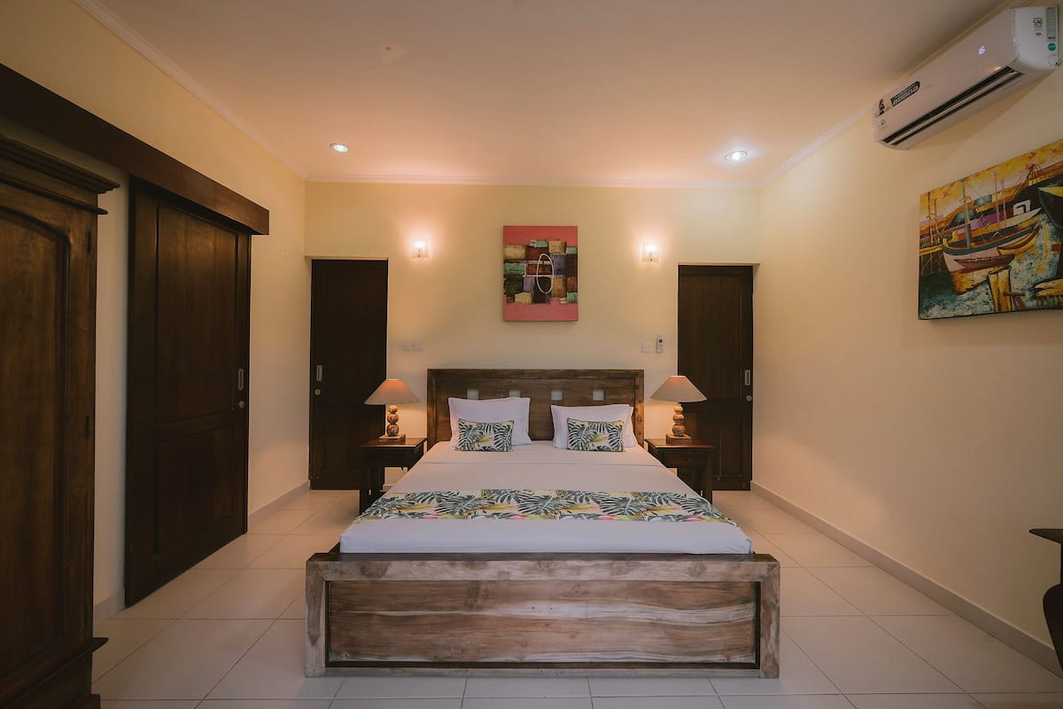 3 Bedroom Suite Villa | 1 slaapkamer, een bureau, een strijkplank/strijkijzer, gratis wifi