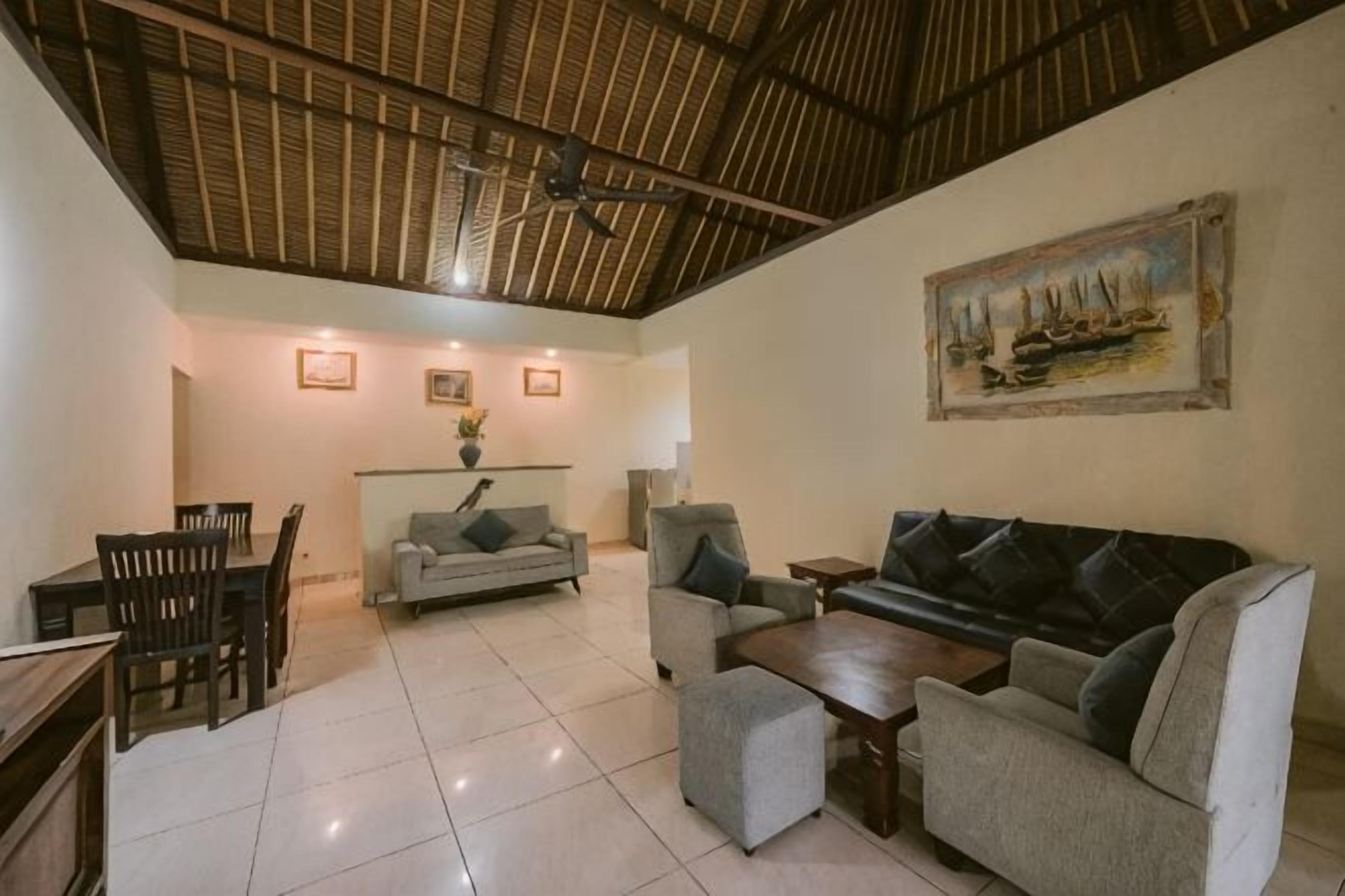 Living area | 32-inch flat-screen TV with cable channels, TV