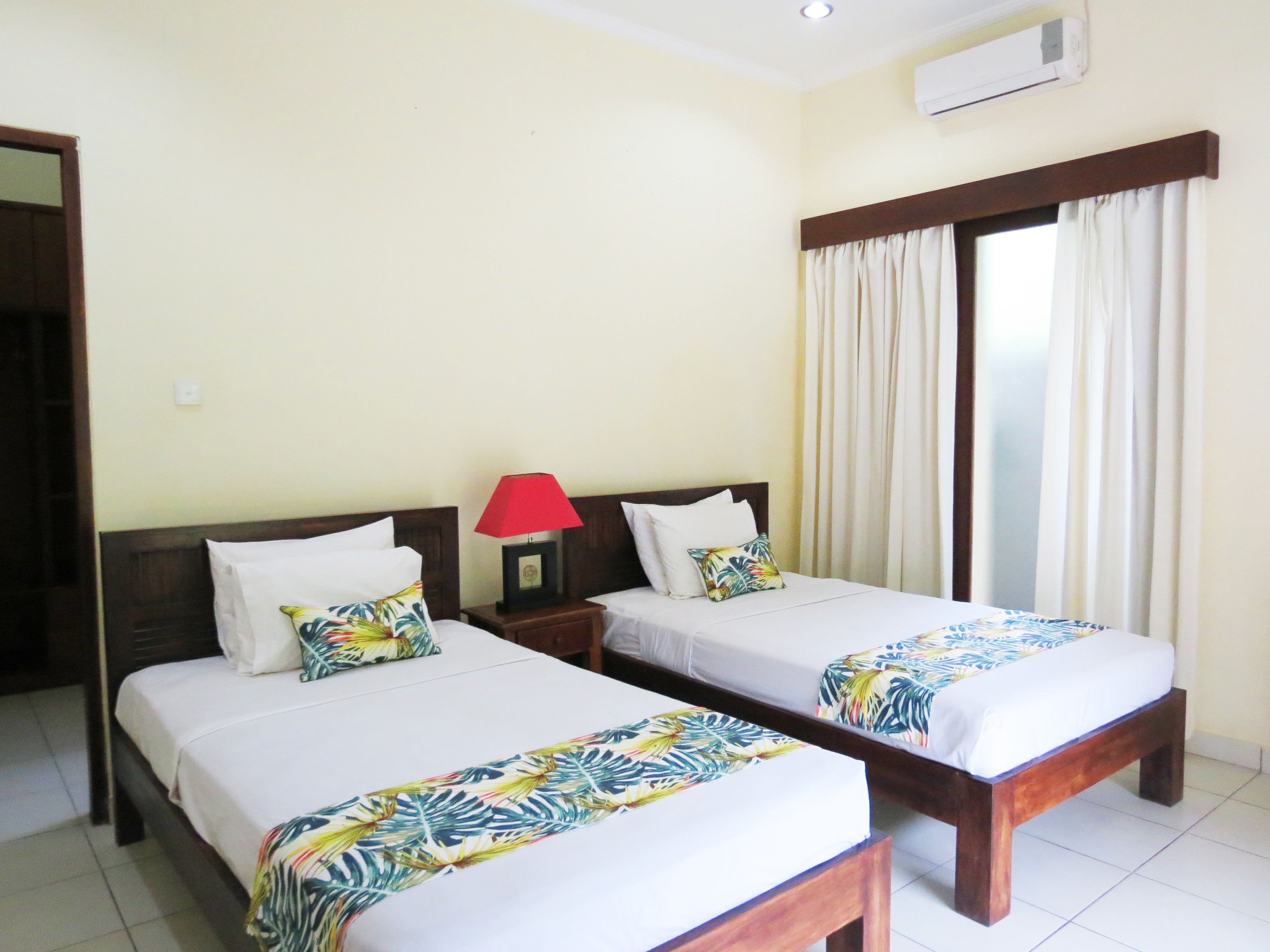 Escritorio, tabla de planchar con plancha, wifi gratis y ropa de cama 