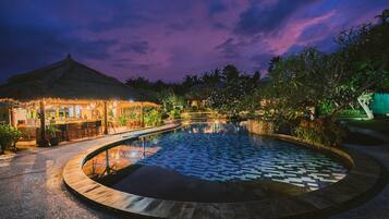 Utendørsbasseng, bassengparasoller og solsenger