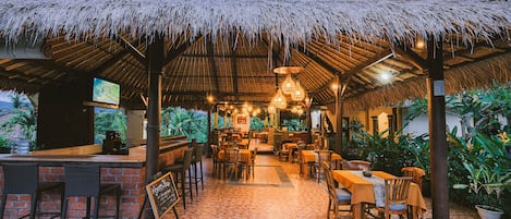 Frühstück, Mittagessen, indonesische Küche, Blick auf den Pool