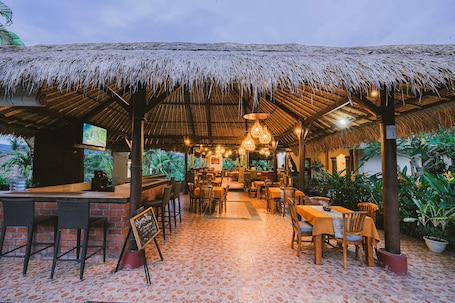 Se sirven desayunos y cocina indonesia, con vista a la piscina