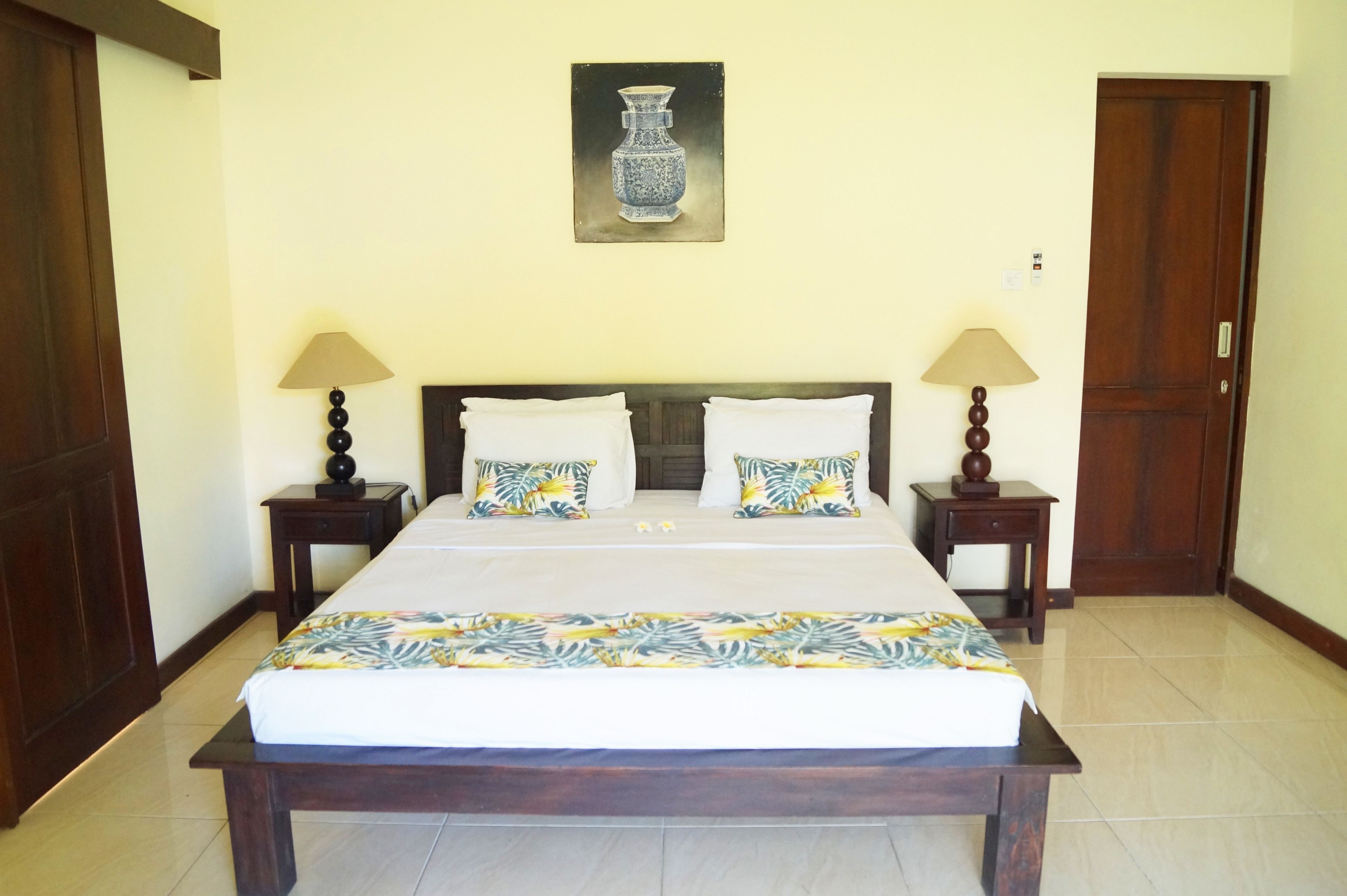 Escritorio, tabla de planchar con plancha, wifi gratis y ropa de cama 