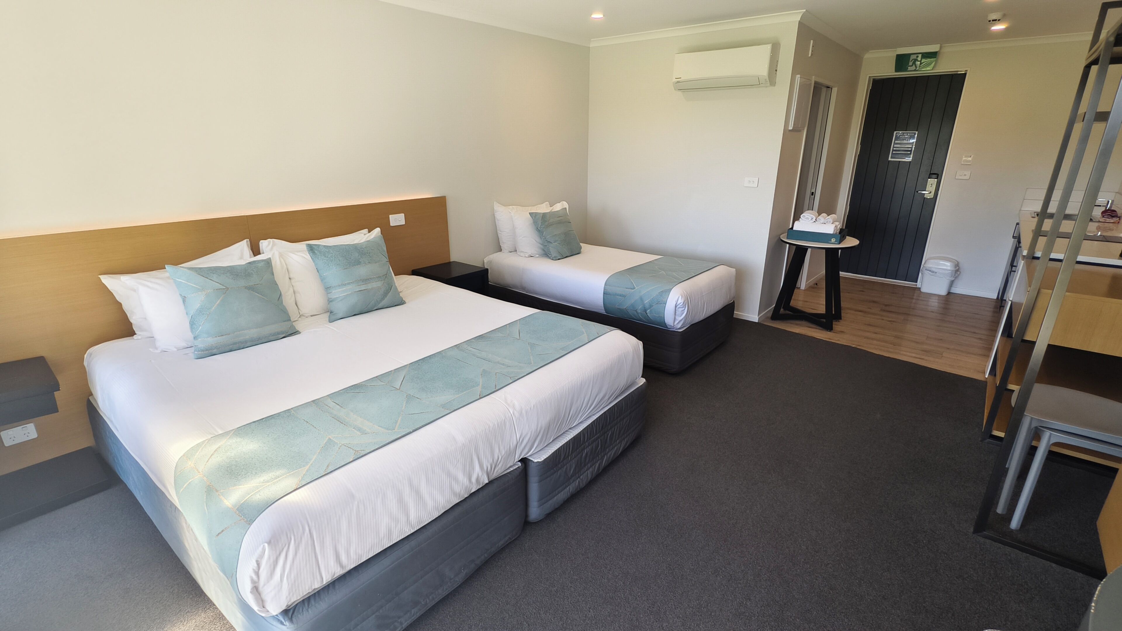 أغطية فراش متميزة وألحفة محشوة بالريش وخزنة داخل الغرفة