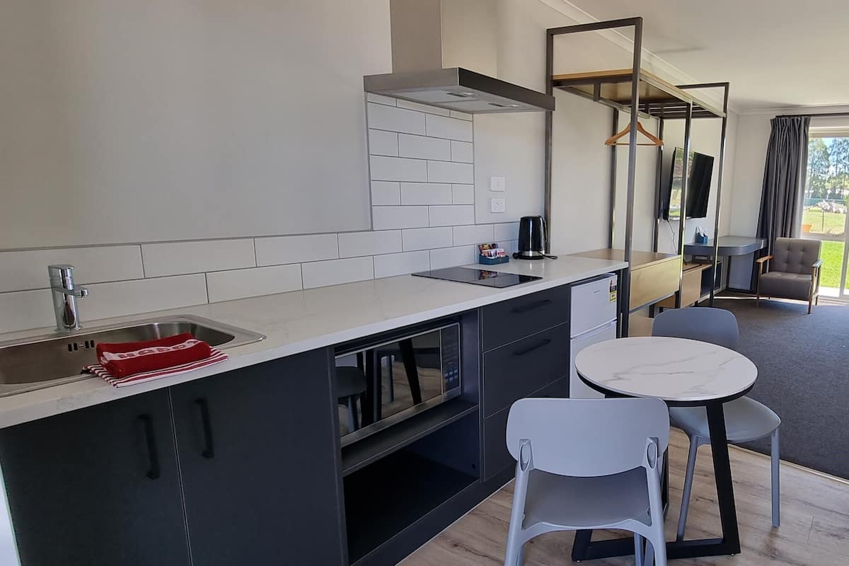 Deluxe King Studio | Private kitchen