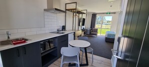 Monolocale Deluxe, 1 letto king | Cucina privata | Frigorifero, microonde, tostapane, pentole/stoviglie/utensili