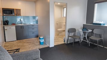 Standard Studio | Private kitchen | Fridge, microwave, toaster, cookware/dishes/utensils