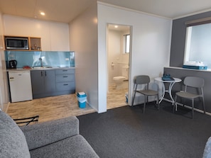 Standard Studio | Private kitchen | Fridge, microwave, toaster, cookware/dishes/utensils