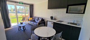 Fridge, microwave, stovetop, electric kettle - Hideaway of Rotorua (Rotorua)