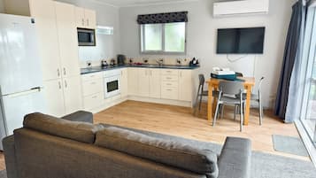 Classic Apartment, 2 Bedrooms | Private kitchen