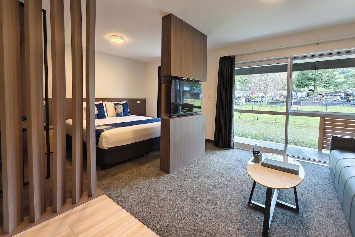 Deluxe Apartment, 2 Bedrooms, Garden View | In-room safe, desk, laptop workspace, soundproofing