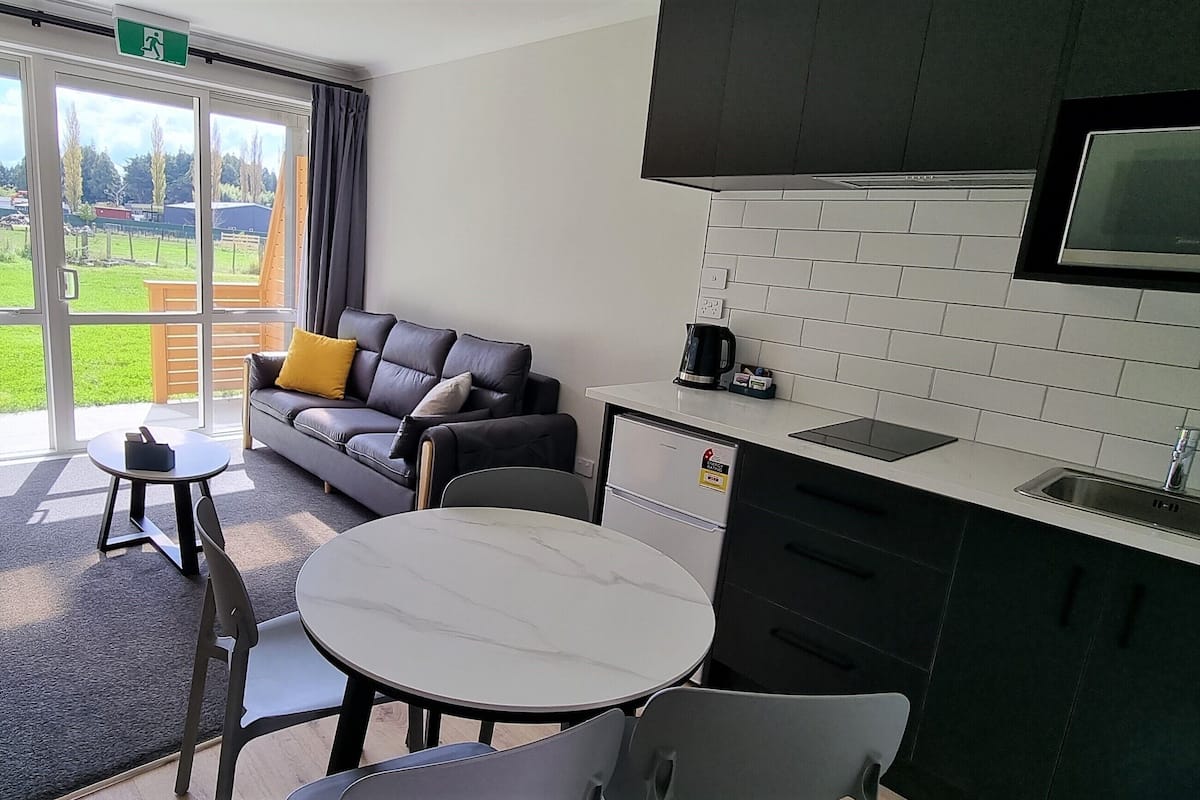 Deluxe Family Room with Spa Bath | Living area