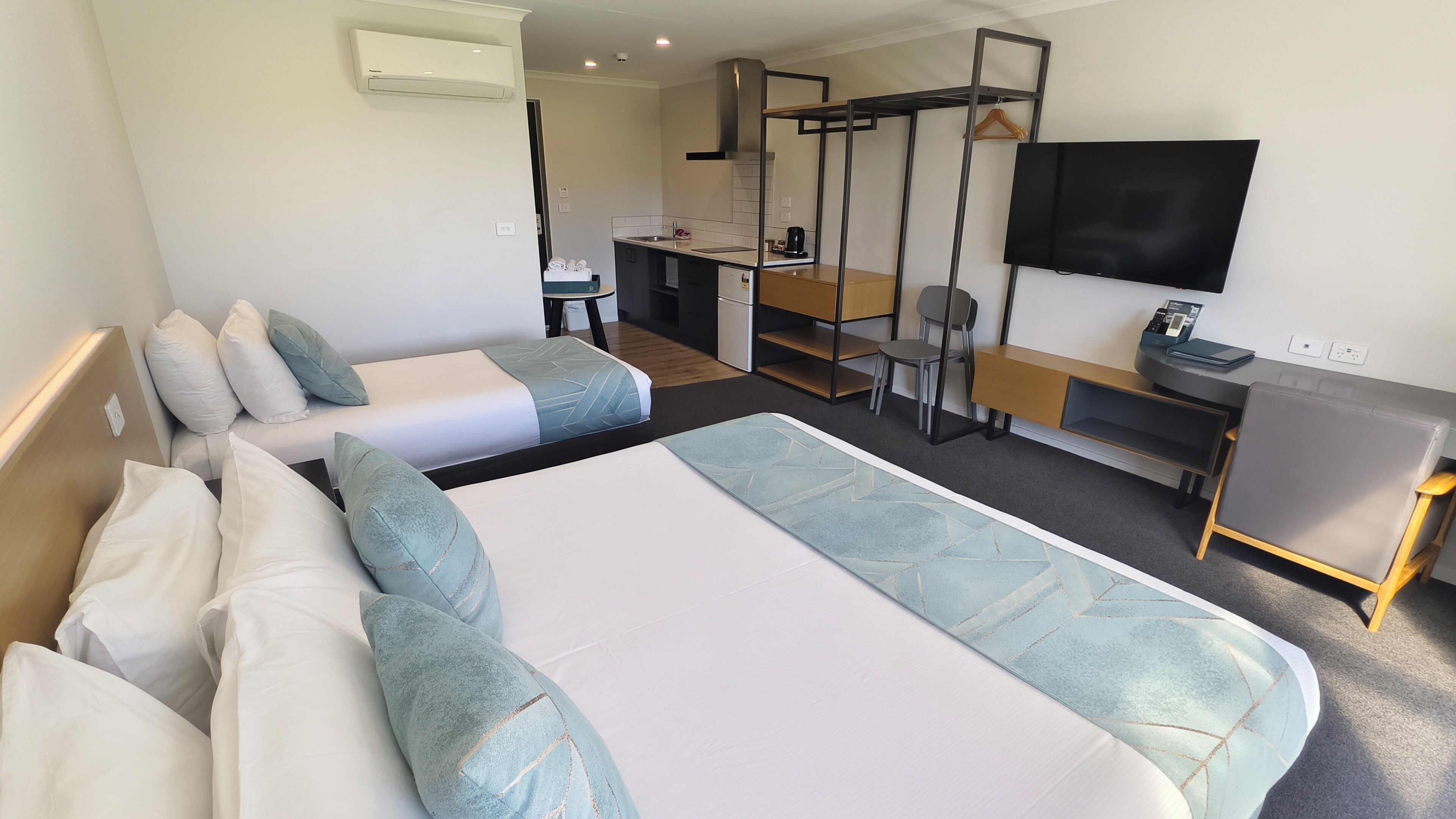 أغطية فراش متميزة وألحفة محشوة بالريش وخزنة داخل الغرفة