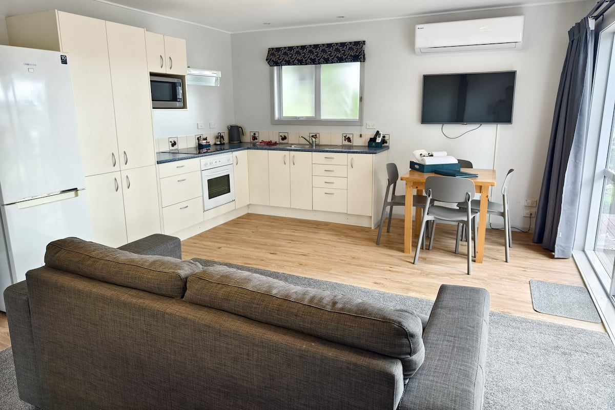 Classic Apartment, 2 Bedrooms | Private kitchen
