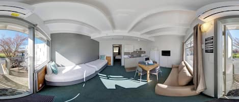 Habitación familiar | Ropa de cama de alta calidad, edredones de plumas, caja fuerte