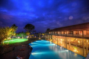 3 piscinas al aire libre, sombrillas, sillones reclinables de piscina