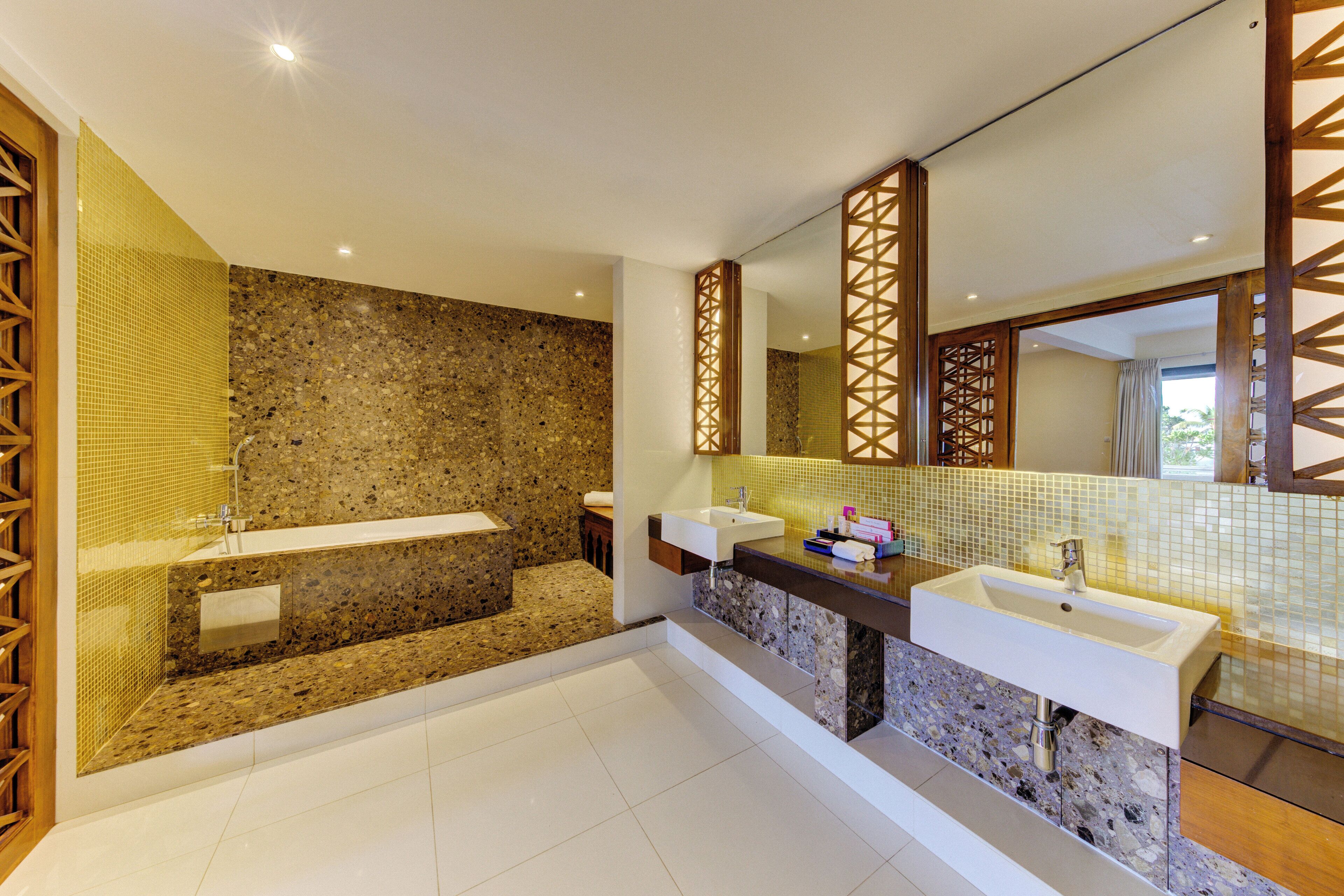 paradise suite | bathroom | free toiletries, hair dryer, bidet, towels