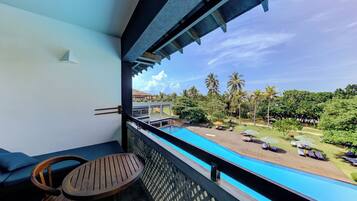 Minibar, in-room safe, desk, iron/ironing board