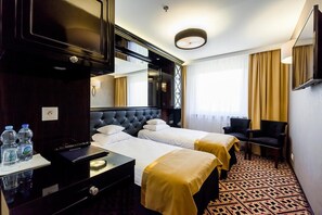 In-room safe, desk, free cots/infant beds, rollaway beds - Hotel 500 (Nieporet)