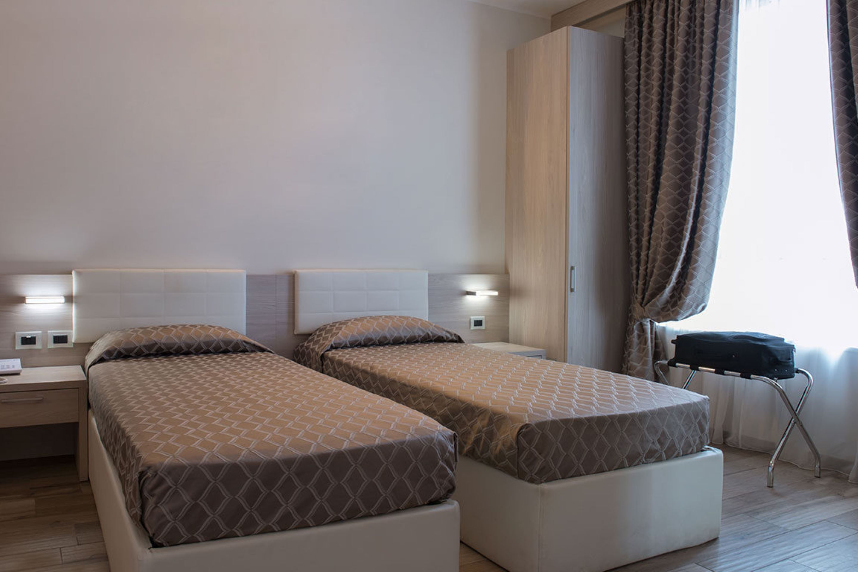 deluxe double or twin room | minibar, in-room safe, desk, soundproofing