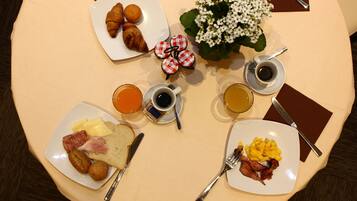 Daily continental breakfast (EUR 13.50 per person)
