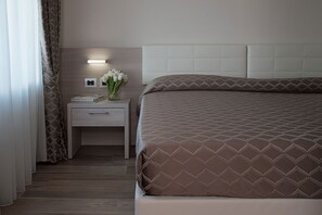 Minibar, in-room safe, desk, soundproofing - Expo Hotel Milan (Parabiago)