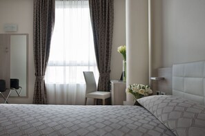 Minibar, in-room safe, desk, soundproofing - Expo Hotel Milan (Parabiago)