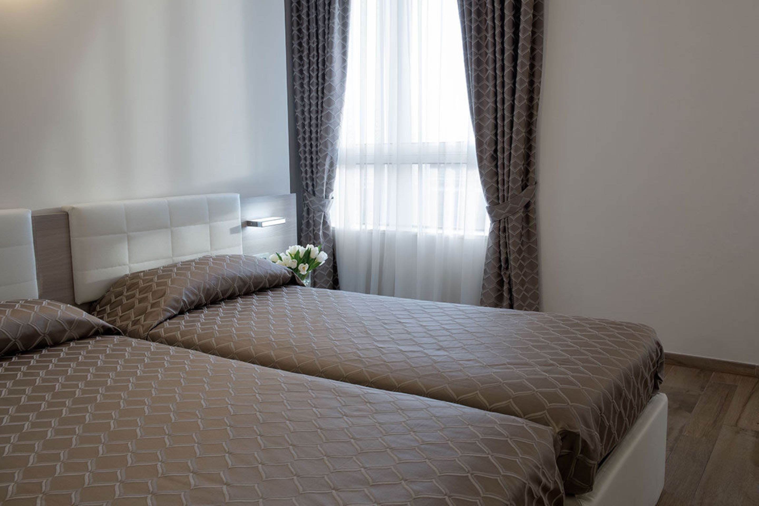 deluxe double or twin room | minibar, in-room safe, desk, soundproofing