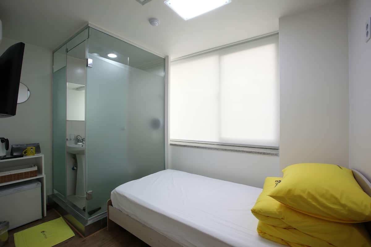 Standard Single Room | Down duvets, blackout curtains, soundproofing, free WiFi