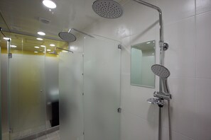 Cubrecamas, cortinas blackout, sistema de insonorización y wifi gratis 
