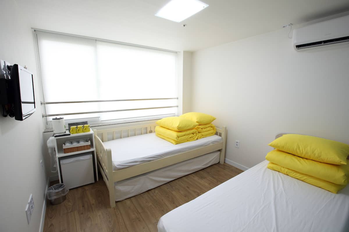 Triple Room | Down duvets, blackout curtains, soundproofing, free WiFi