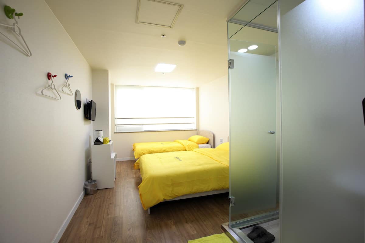 Daunenbettdecken, VerdunkelungsvorhÀnge, schallisolierte Zimmer