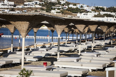 Una spiaggia nelle vicinanze, lettini da mare, ombrelloni. Asteri Hotel