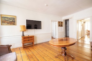 Superior Apartment, 1 Bedroom, City View | Living room | Flat-screen TV